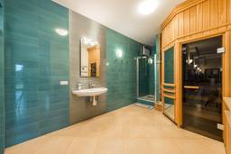 doccia con sauna